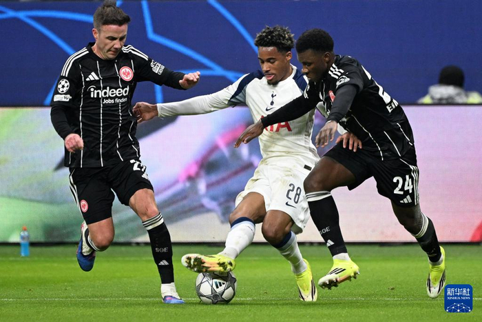 开云体育官网-法兰克福迎英超关键赛,清晨扳平良机,球迷炸锅,细节决定成败的简单介绍