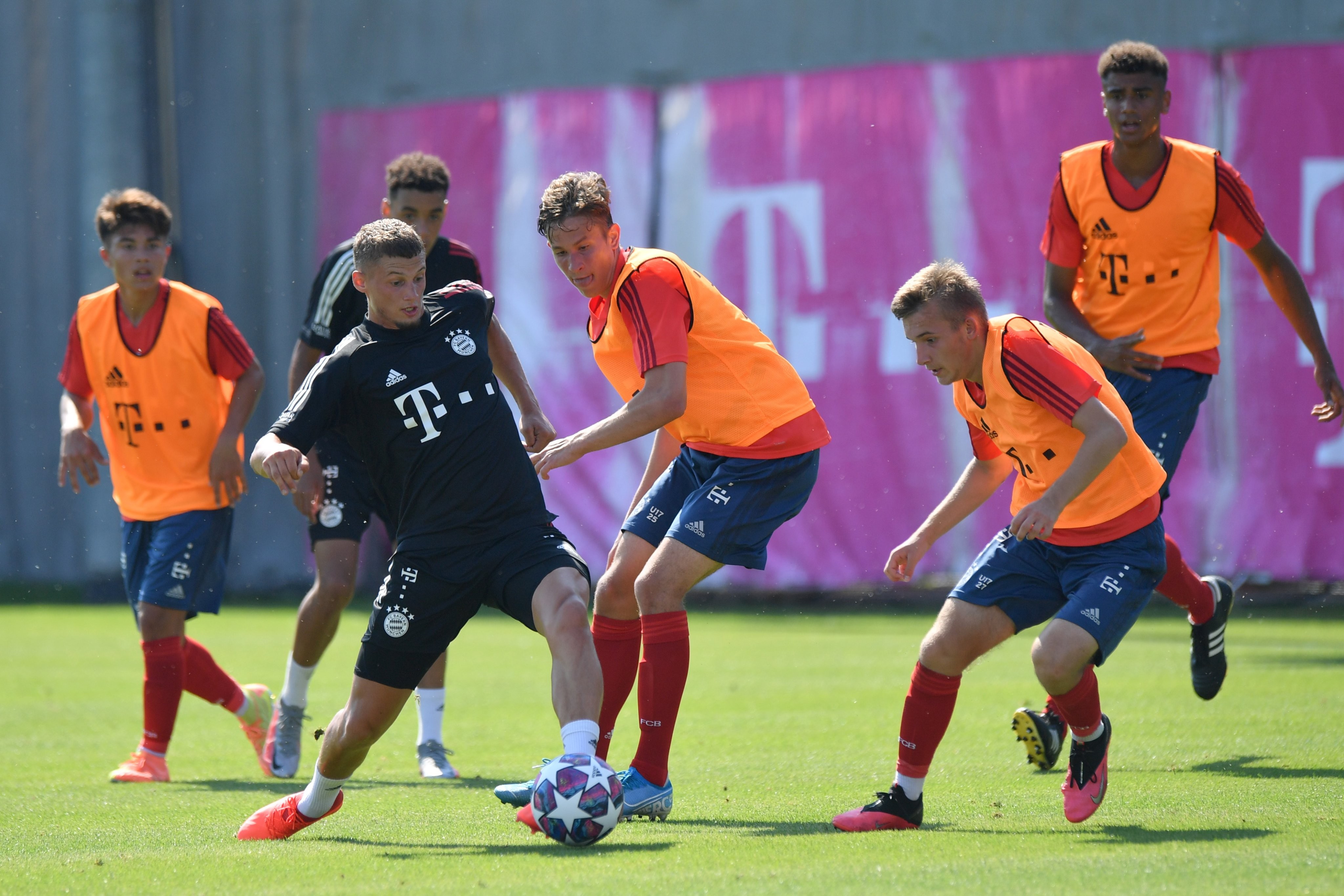 关于拜仁慕尼黑迎西甲关键赛,赛后更衣室发声,球迷炸锅,团队化学反应显著的信息 关于拜仁慕尼黑迎西甲关键赛,赛后更衣室发声,球迷炸锅,团队化学反应显著的信息