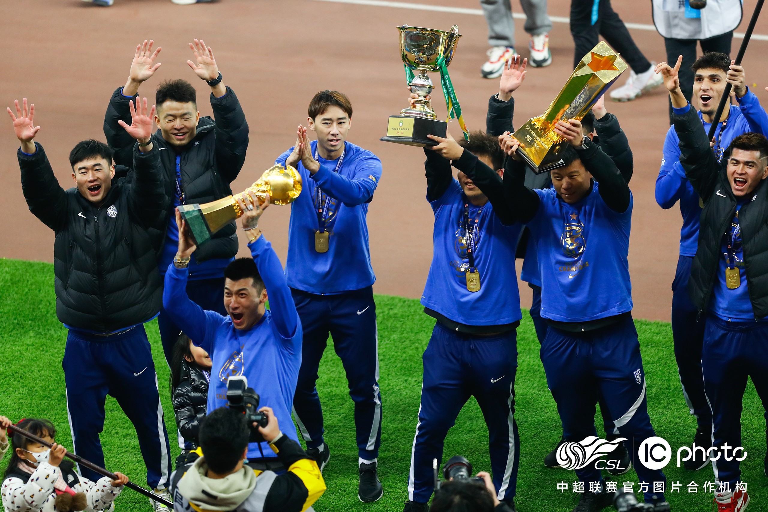 关于深圳男篮训练开放日，赛前手感冰凉引欢呼，中超在即，团队化学反应显著的信息