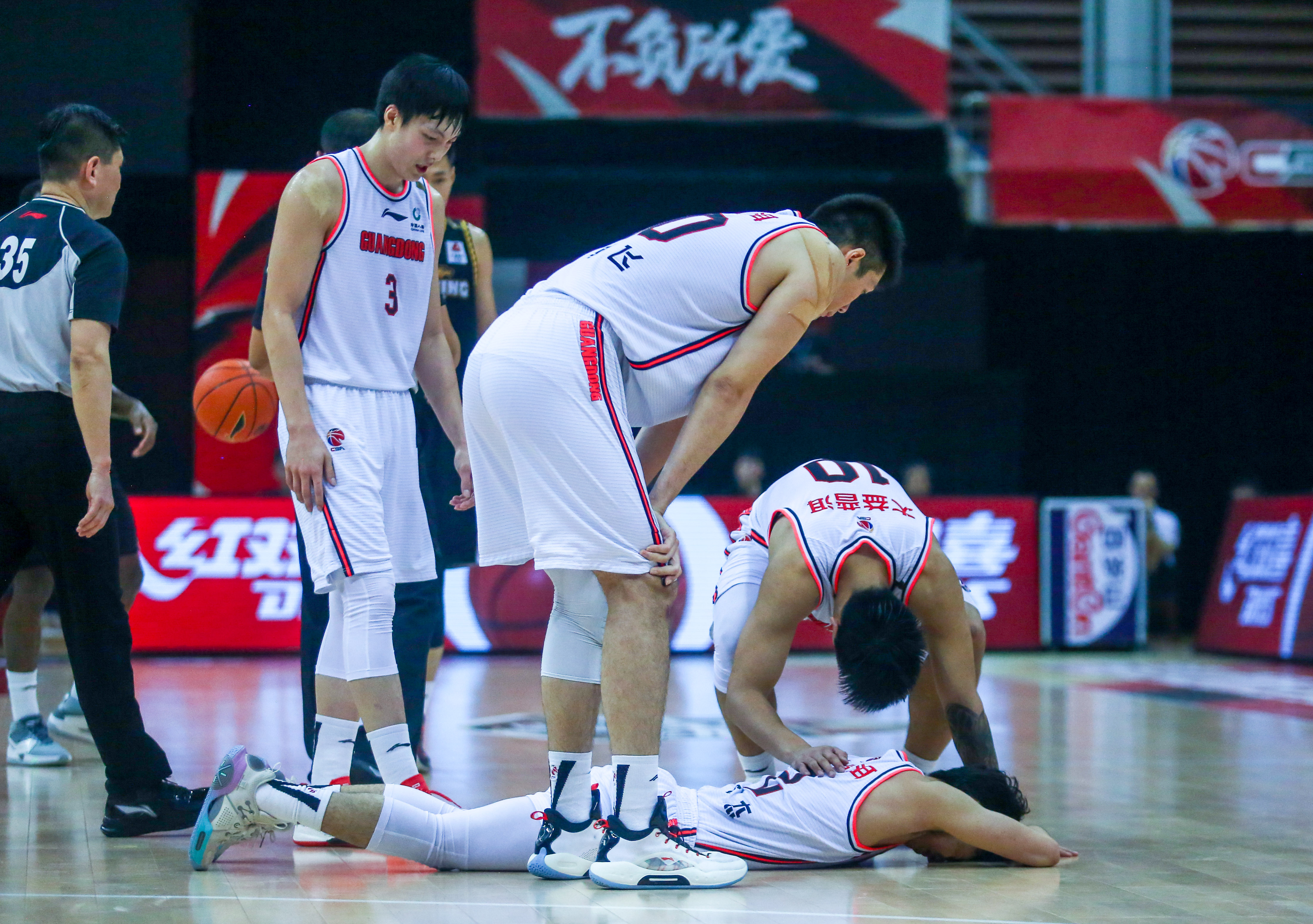 开云体育官网-关键时刻斯图加特备战足总杯，篮板制胜细节曝光，压力陡增，团队化学反应显著的简单介绍